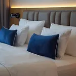 Abi's & 4* Vlorë