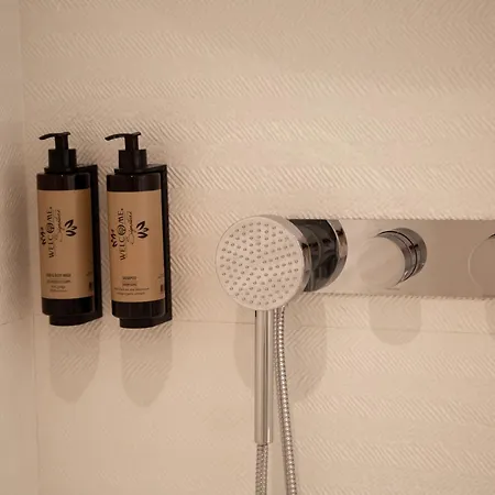 Abi's & Ξενοδοχείο 4*