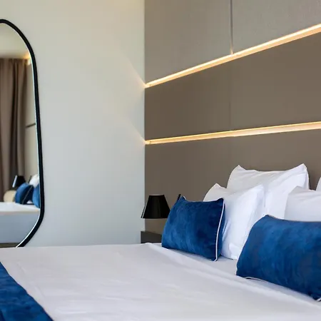 Abi's & Hotel