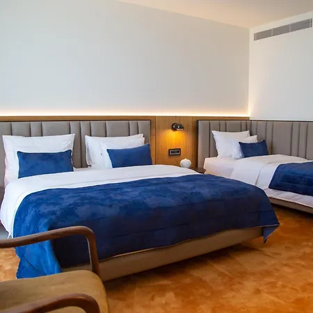 Abi's & 4* Vlorë