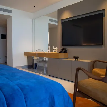 Abi's & Hotel 4*