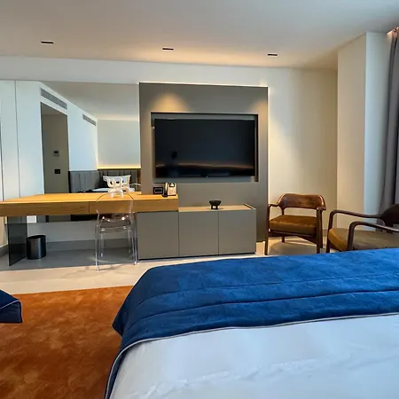 Abi's & Hotel